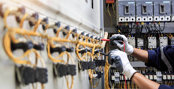 Professional Electrician technician working in Pleasant Hill, IA